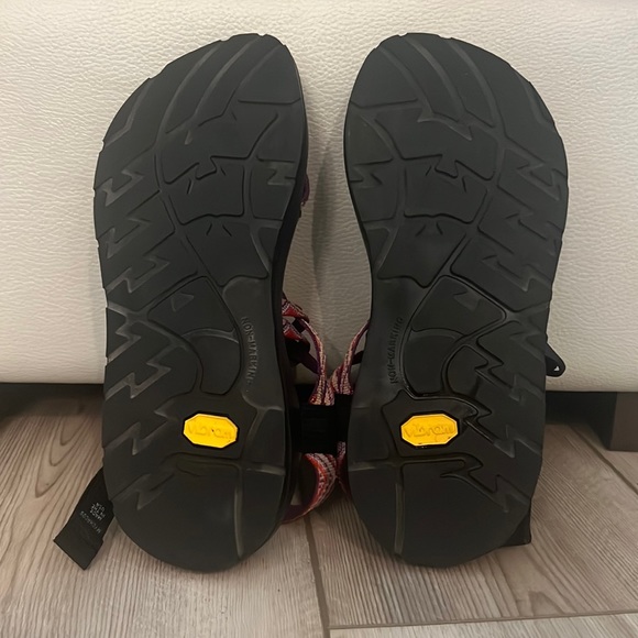 Chaco’s Women’s Size 7 Vibram Purple and Pink Excellent Condition - Picture 4 of 6